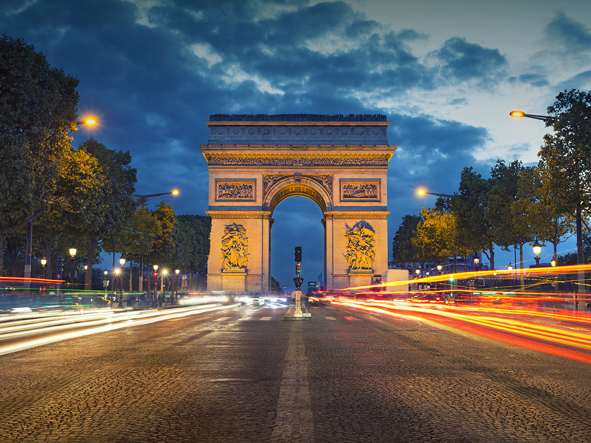 die-champs-elysee-im-lichtermeer-arc-de-triomphe-in-paris-90703213.jpg